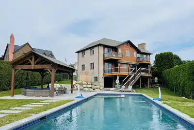 Image de Completely Remodeled, Private salt water pool and Spa, walk to 1st and 2nd beach