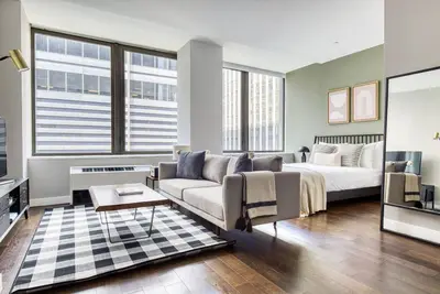 Image de Deluxe Wall Street Studio w/ Gym, Doorman by Blueground