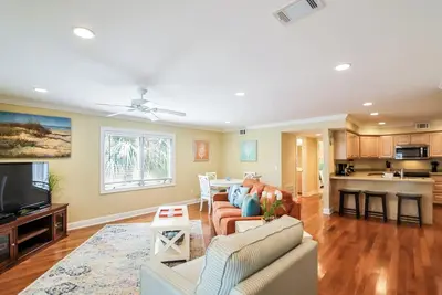 Image de Affordable & Convenient Tybee condo│Steps from the Pier and Beach.