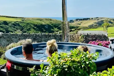 Image de Sea views just yards from restaurants, pubs & shops. Sleeps 16-18, 8 x en-suite.