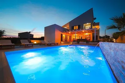 Image de Villa Petra - Luxury Villa w Pool, Sauna & Tennis Court