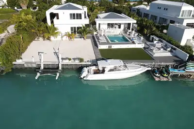 Image de Waterfront Luxury Villa with Optional Boat and Beach Access Just Steps Away