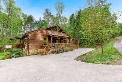 Image de Log Cabin w/Hot Tub, Home Theater, Foosball/Pool Tables +Free Attraction Tickets