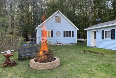 Image de A creekside cabin for a relaxing getaway in the woods and near trails