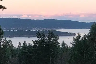 Image de 2-bedroom cabin with water/mountain view, on quiet street near trails