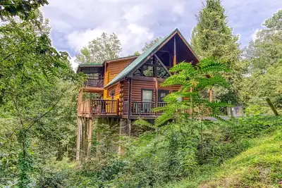 Image de Wall of Windows and Hot Tub Among Smoky Mountain Treetops!