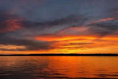 Image de Storybook Sunset Cottage on White Lake. Excellent Location. Dock & Kayaks.