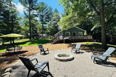 Image de Newly Renovated! Large sandy beach & swim area. Cute 3 bedroom lake house