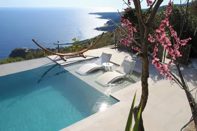 Private swimming pool, amazing views, sleeps 6.