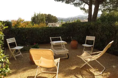 Image de T2 cabine avec terrasse à La Favière, proche plages et commerces