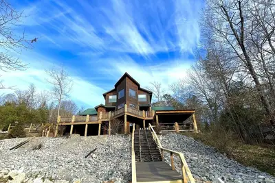 Image de Private indoor pool Spacious Upgraded Lake Cabin. Perfect for Family Gatherings