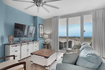 🌅Palms 1602 Updated Condo 🌴Beach Nearby + Lagoon Pool