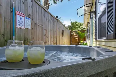 Carriage House W/ Hot Tub! Near Starland Yard