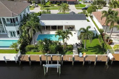 Image de A Tropical paradise backyard pool, family friendly, Boat lift and Dock