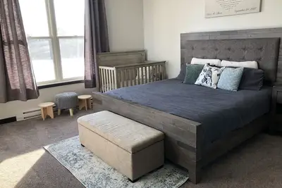 Image de Peaceful Master Bedroom with Hot Tub