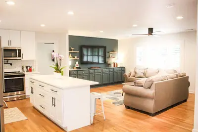 Image de Private Back Yard! Fire-Pit, Air Hockey, Full Kitchen, Outdoor Speakers + Grill.