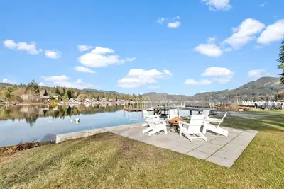 Image de Beautiful Home on Lake Samish with Deck- 10 minute drive to Fairhaven
