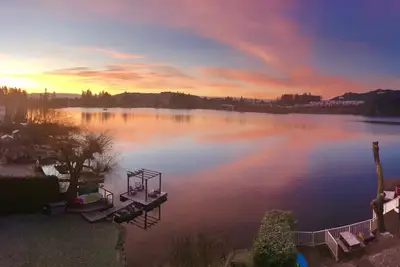 Image de Lake Front Retreat 10 miles from downtown Victoria and close to all amenities