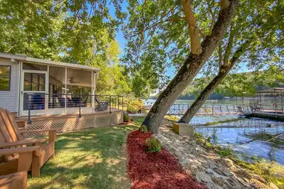 Image de As close to the water as you can get! Updated and relaxing!