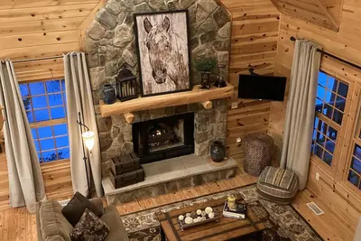 Image de Luxury 5-star Cabin--Perfect for Family fun or romantic/friends getaway. Pool!