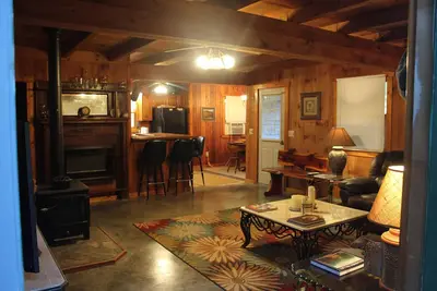 Image de Charming Cabin in the Eastatoee Valley, and a deck on the river.