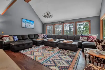 Image de Best of both worlds; chalet located on a private lot in the pines and only 1 miles from the village!