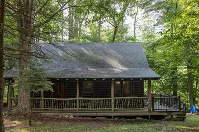 Image de Snowshoe Log Cabin - Two Fawns