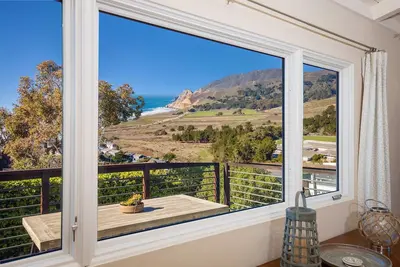 Image de Ocean & Mountain View Home - Walk to Trails, Beach, Family Activities