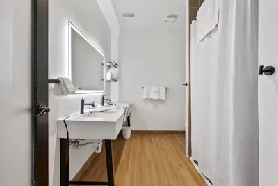 Image de Industrial Loft 5 min to Upmc Shadyside Cmu Pitt, sleeps 4