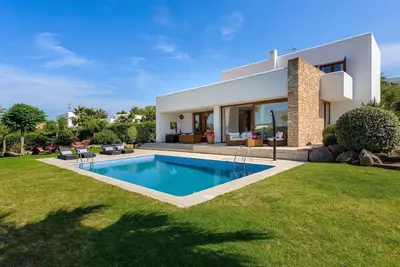 Image de Maison précieuse avec jardin dans zone résidentielle