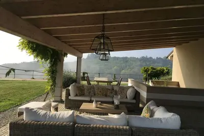 Image de Prestigious farmhouse nestled among the vineyards