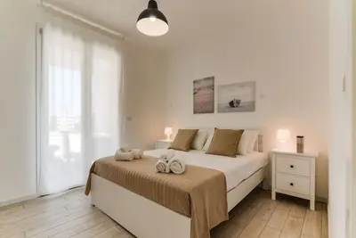 Image de Strategic location between sea and city center