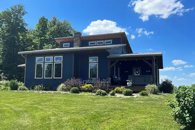 Image de Custom Finger Lakes home near Ithaca with hot tub