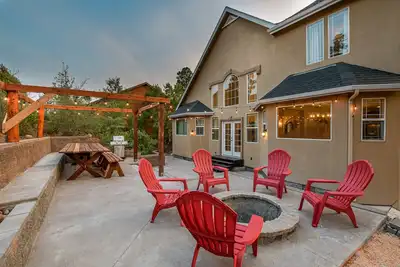 Image de Hilltop Hideaway/ Backyard Retreat/ Huge Front deck/ 2 Fireplaces
