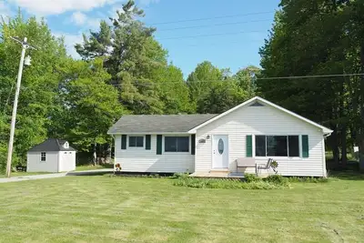 Image de Manist-easy - Private Lakefront with Private Dock, Kayaks, and Air Conditioning!