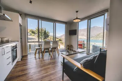 Image de Enjoy incredible views from every room of this modern well located apartment.