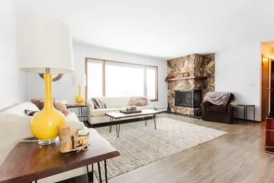 Peaceful Lake Haven - Close To Everything!