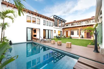 Image de 3. 5 Blocks from Central Park, Heated Pool and 7 bedrooms 9 bathrooms, Ac and Gym