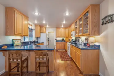 Image de The Mellow Moose - Private Location with Spacious Deck with Free Lake Access!