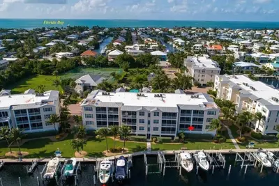 Bay Harbour Islamorada Oceanfront Views 3/2. 5 Updated condo Dock