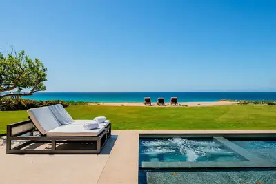 Image de West Enclave 7: Oceanfront Villa w/ Beach Access and Ritz nearby. Promos Avail.