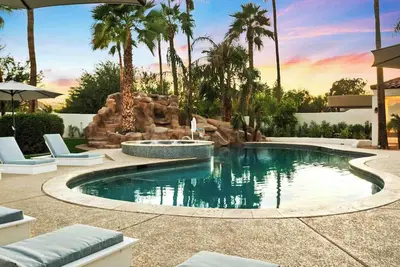 Image de Luxurious Spacious: Sport/Game Court, Pool, Hot Tub, Chef’s Kitchen, water slide - Celebrity Hide. . .