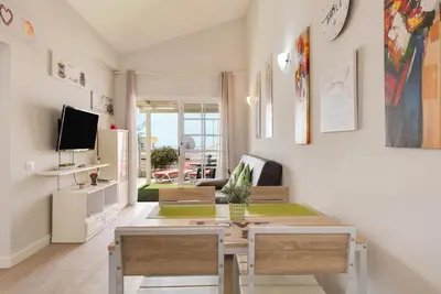 Image de Appartement de vacances \"Caleta Beach Deluxe\" avec piscine, Wi-Fi, terrasse
