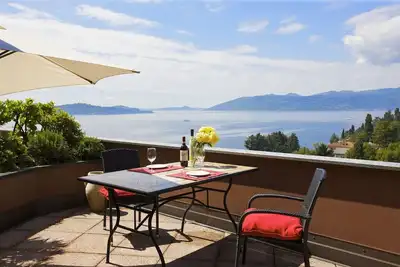 Image de Attractive 3½-room apartment with terrace, balcony, pool and dream lake view