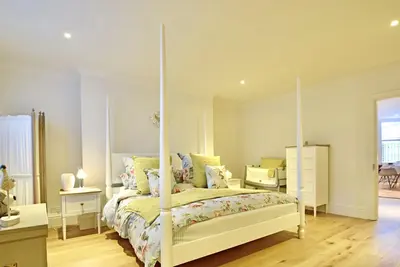 Image de Royal Crescent Brighton Beach Apartment Parking Free On-site & Ev Charger