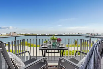 Image de Buccaneer's Nest - balcony, harbor view, 1st floor, 1st row on the water, shower room