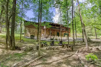 Image de Creekside Cabin Near Pigeon Forge w/ Hot Tub, Game Room & 3 King Bedrooms