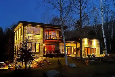 Image de Architectural Gem country home with pickleball court.