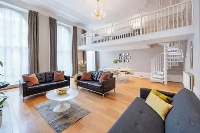 Image de Large Luxury Hyde Park Apartment With Balcony