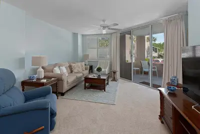 Image de Oceanfront Condominium with Pool.